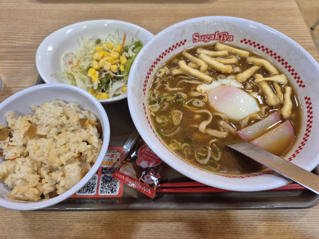 スガキヤのみそ煮込み風ラーメン五目・サラダセットの写真