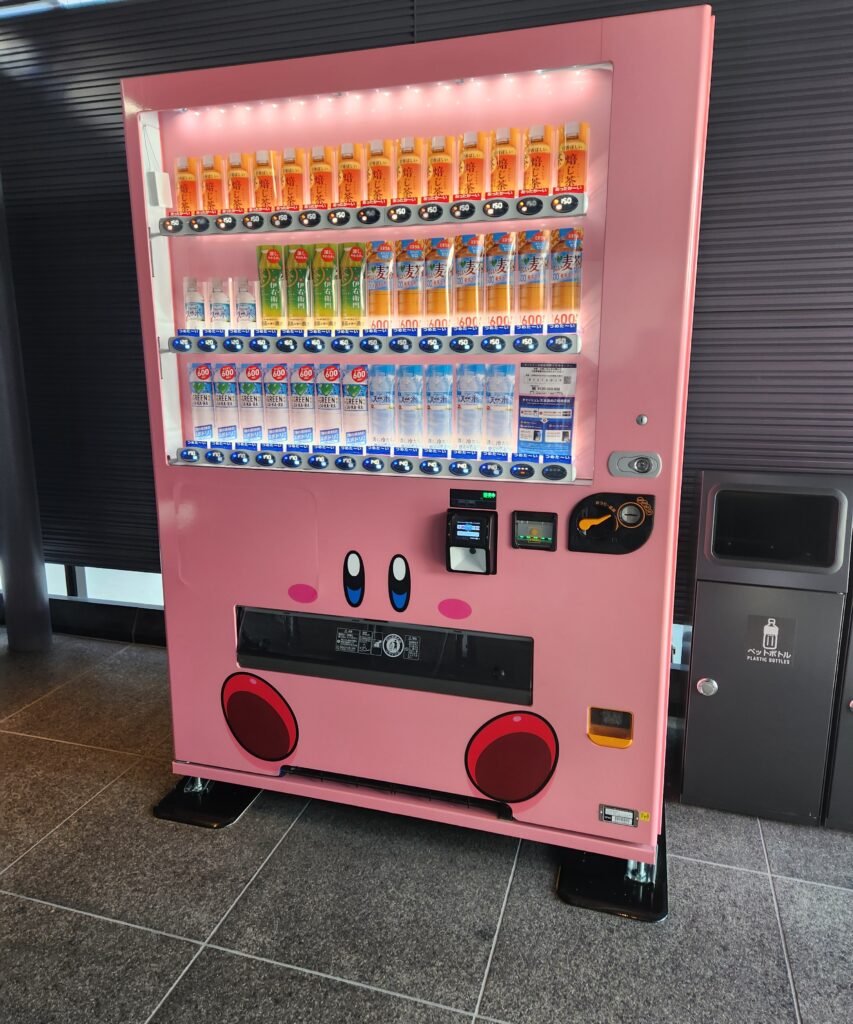 ニンテンドーミュージアムのじはんきほおばりカービィの自販機の写真
