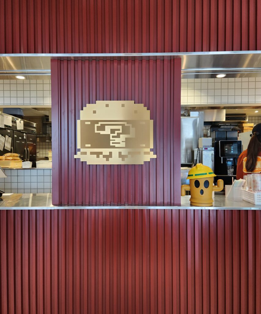 ニンテンドーミュージアムのカフェはてなバーガー店内の写真