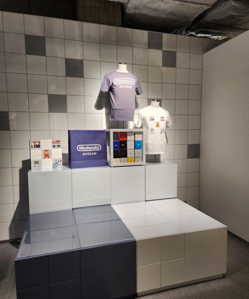 ニンテンドーミュージアムのショップの外の展示品の写真